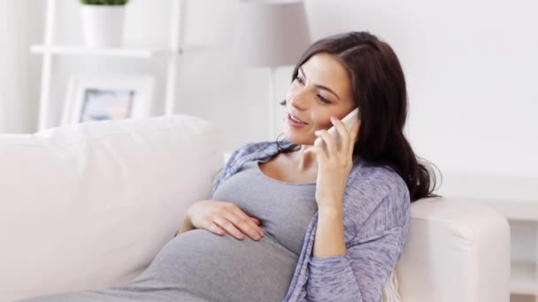 Mujer embarazada feliz llamando en el teléfono inteligente en casa — Vídeos de Stock