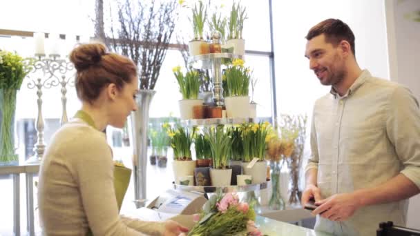 Цветочница с цветами и мужчина в цветочном магазине — стоковое видео