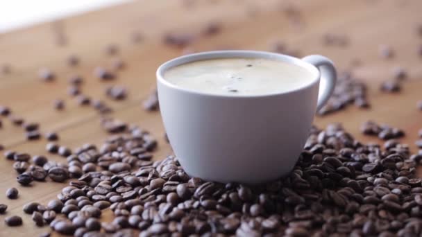 Tasse à café et haricots sur table en bois — Video