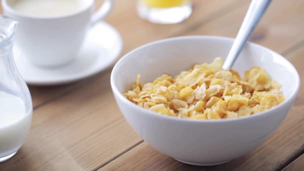 Honing gieten aan cornflakes op houten tafel — Stockvideo