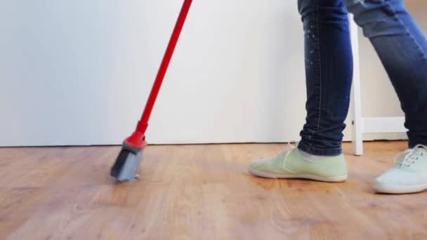 Женщина с полом для мытья метлы дома — стоковое видео
