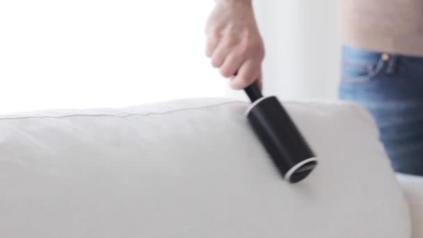 Vrouw met kleverige roller sofa bekleding reinigen — Stockvideo