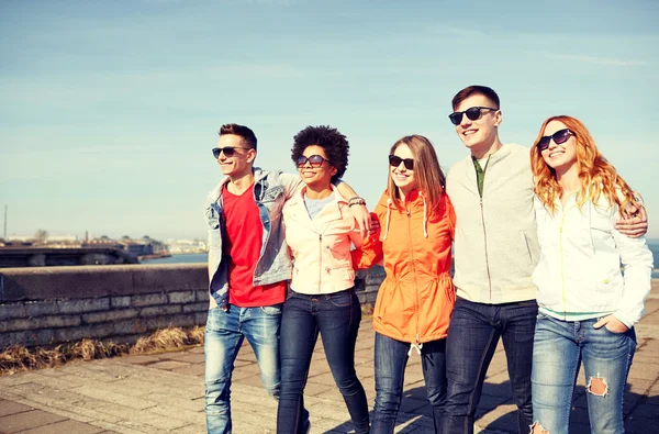 Amis adolescents heureux marchant le long de la rue de la ville — Photo