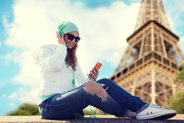 Happy young woman with smartphone and headphones — Stock Photo, Image