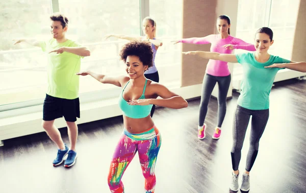 Grupp av leende människor dansar i gymmet eller studio — Stockfoto