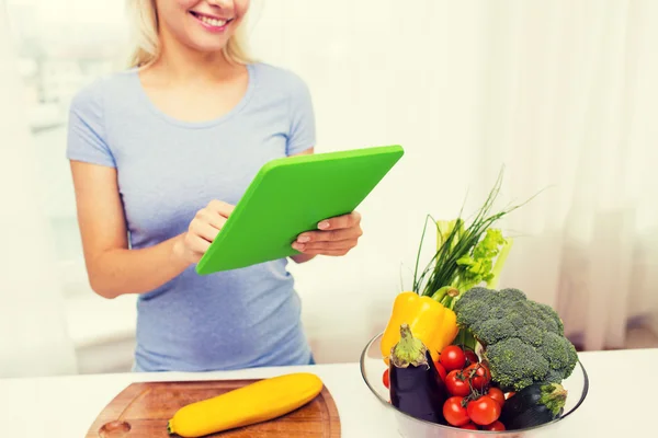 Närbild på kvinna med tablet pc matlagning hemma — Stockfoto