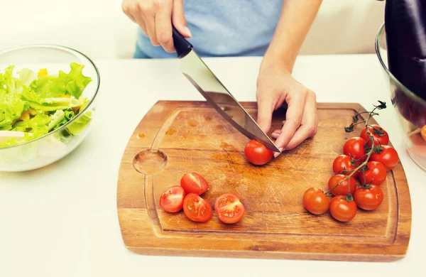 Närbild på kvinna hugga tomater med kniv — Stockfoto