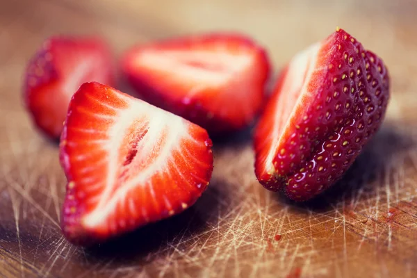 Close up of ripe red strawberries on cutting board — Stock Photo, Image