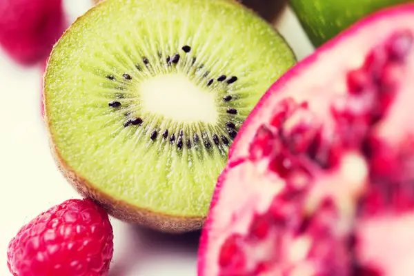 Close up of ripe kiwi and other fruits — Stock Photo, Image