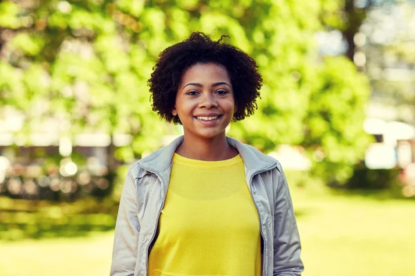 Gelukkig Afrikaanse Amerikaanse jonge vrouw in zomer park — Stockfoto