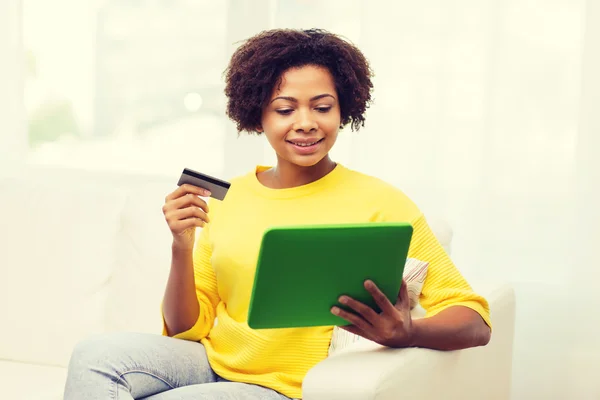 Femme africaine heureuse avec tablette pc et carte de crédit — Photo