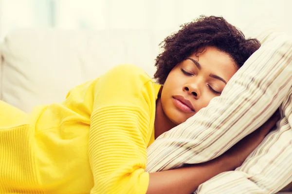 Afrikanische junge Frau schläft zu Hause auf Sofa — Stockfoto