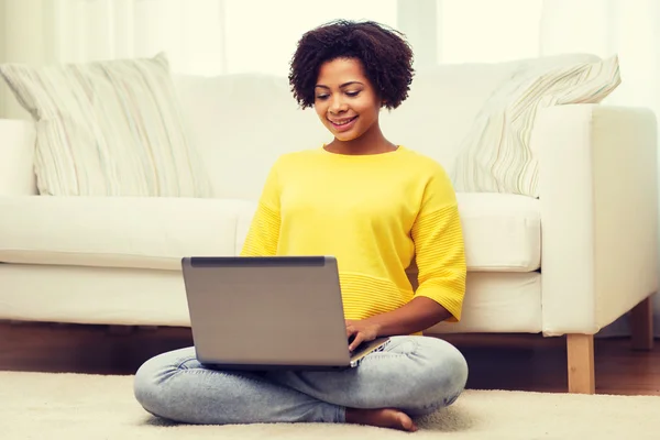 Heureuse femme américaine africaine avec ordinateur portable à la maison — Photo