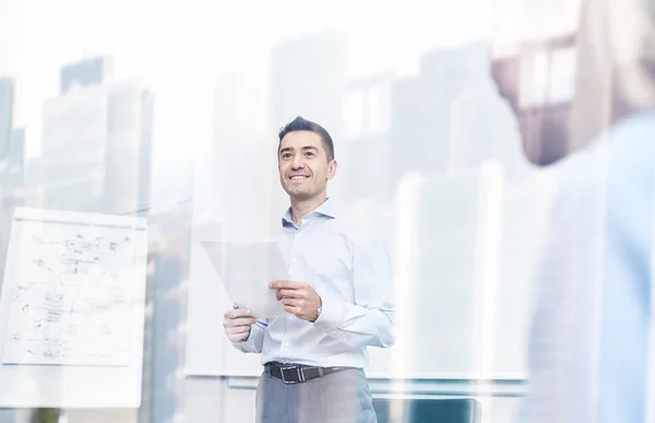 Lächelnde Geschäftsleute treffen sich im Büro — Stockfoto