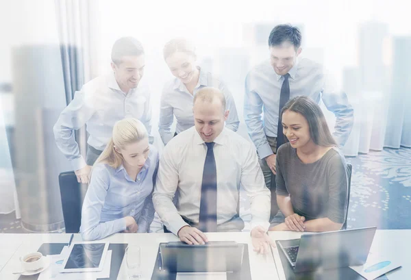 Lächelnde Geschäftsleute mit Laptop im Büro — Stockfoto