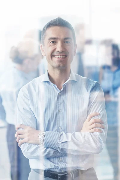 Grupo de empresários sorridentes reunidos no escritório — Fotografia de Stock