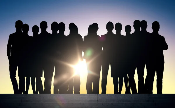 Silhouettes des gens d'affaires sur les escaliers au soleil — Photo