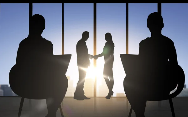 Partner commerciali silhouette stringendo la mano — Foto Stock