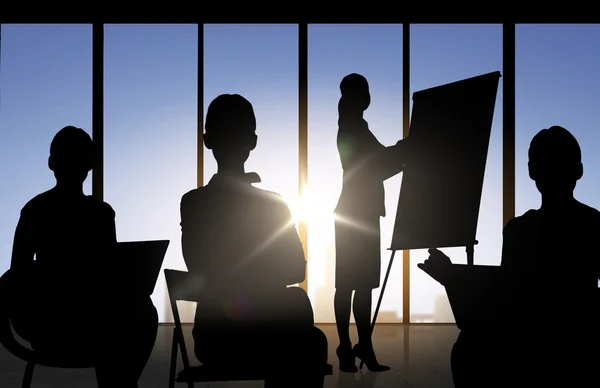 Die Silhouetten der Geschäftsleute bei einem Treffen im Büro — Stockfoto