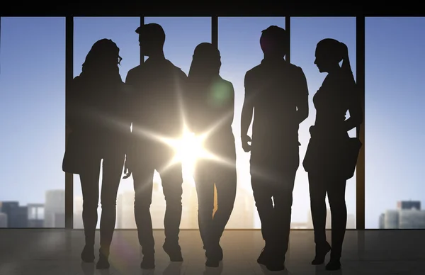 Menschen Silhouetten über Büro Hintergrund — Stockfoto