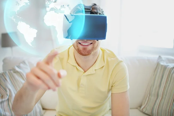 Jovem em realidade virtual headset ou óculos 3d — Fotografia de Stock