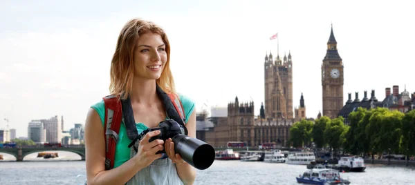 Woman with backpack and camera over london big ben — Stockfoto
