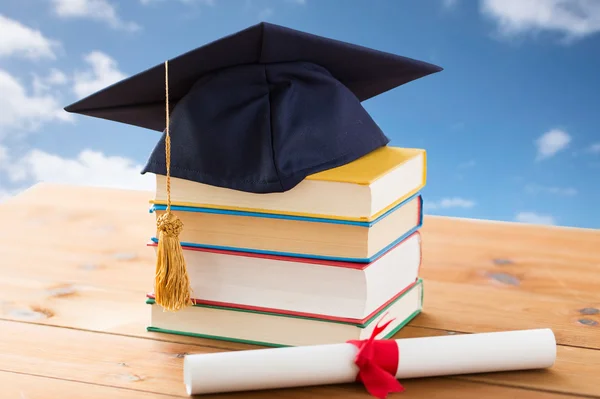 Close-up de livros com diploma e papelão — Fotografia de Stock