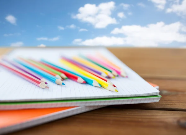 Primer plano de crayones o lápices de colores — Foto de Stock