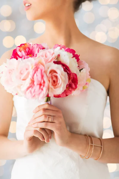 Primo piano di donna o sposa con mazzo di fiori — Foto Stock