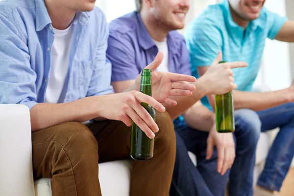 Glada manliga vänner med öl titta på tv hemma — Stockfoto