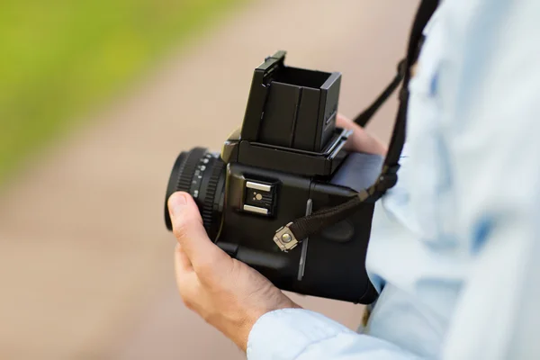 Digital fotoğraf makinesi ile erkek fotoğrafçısı yakın çekim — Stok fotoğraf