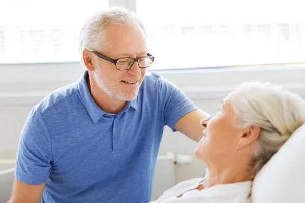 Senior couple meeting at hospital ward — Stock Photo, Image