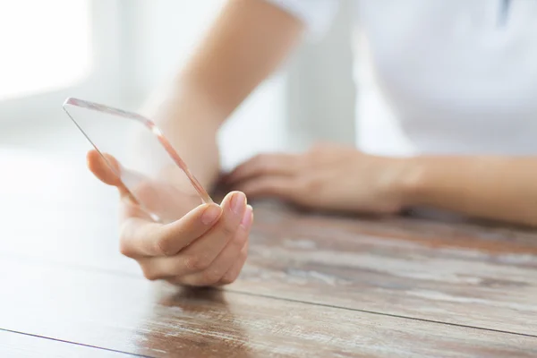 Close-up de mulher com smartphone transparente — Fotografia de Stock