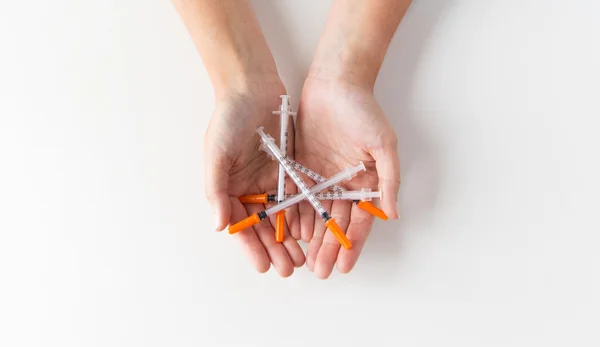 Primo piano delle mani della donna che tengono le siringhe — Foto Stock