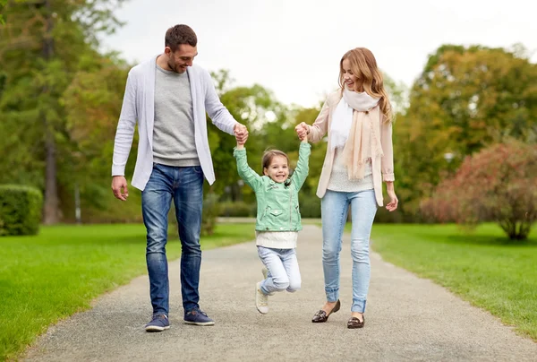 Glückliche Familie spazieren im Sommerpark und Spaß haben — Stockfoto