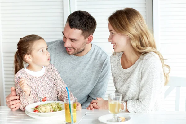 Família feliz jantar no restaurante ou café — Fotografia de Stock