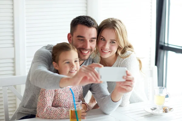 Glad familj med selfie på restaurang — Stockfoto