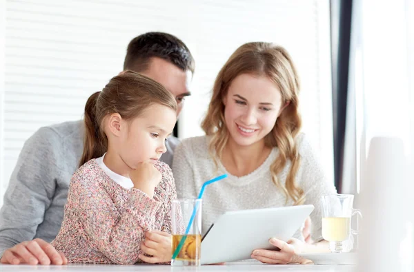 Familia feliz con tablet pc restaurante — Foto de Stock