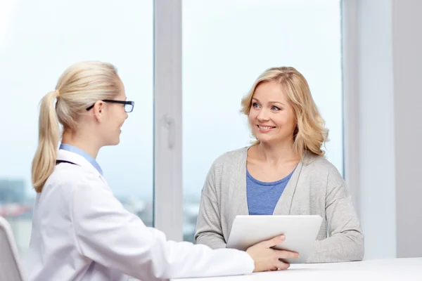 Médecin avec comprimé pc et femme à l'hôpital — Photo