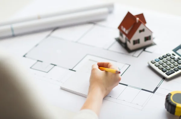 Primer plano de la mano en la escritura de planos a cuaderno — Foto de Stock