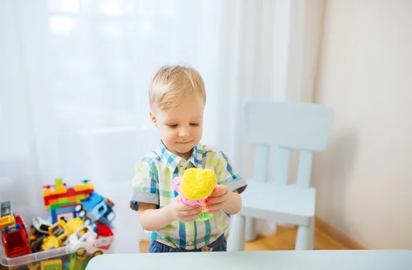 Heureux petit garçon avec boule d'argile à la maison — Photo