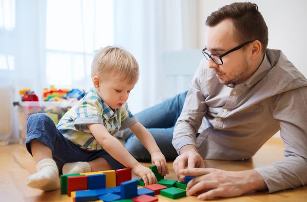 Pai e filho brincando com blocos de brinquedo em casa — Fotografia de Stock