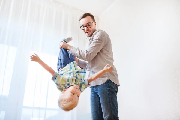 Padre con hijo jugando y divirtiéndose en casa —  Fotos de Stock