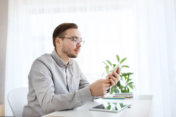 Kreativa manliga office worker textning på smarphone — Stockfoto