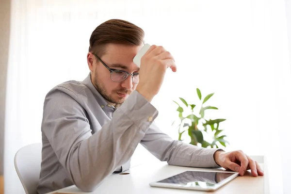 Zakenman met smarphone op kantoor aan huis — Stockfoto