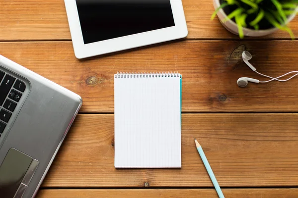 Närbild på anteckningsboken, laptop och tablet pc på trä — Stockfoto