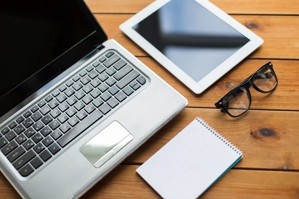 Närbild på på laptop, TabletPC och bärbara — Stockfoto