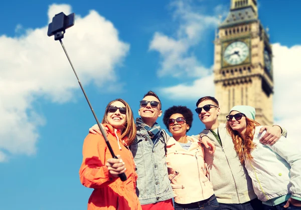 Amigos sonrientes tomando selfie con teléfono inteligente Imagen de stock