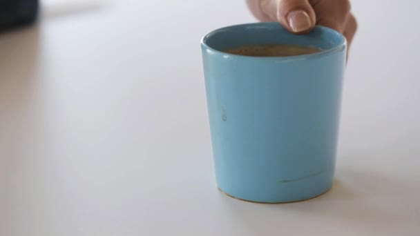 Mulher com pano de limpeza mancha de café na mesa — Vídeo de Stock