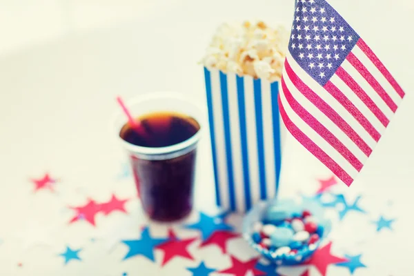 Cola i popcorn z cukierków na dzień niepodległości — Zdjęcie stockowe